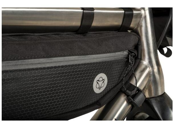 AGU Venture Bikepacking Rammeveske L Sort, 5.5L, 210gr, 52 x 14 x 6cm 