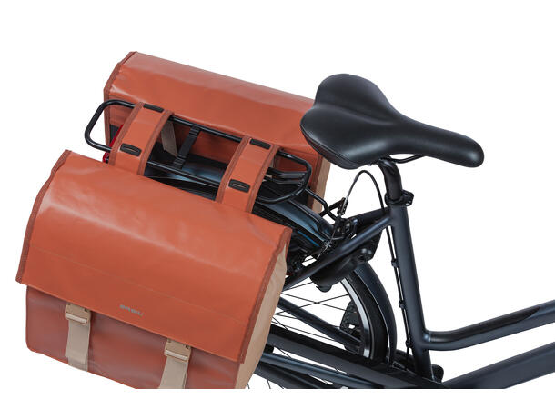 Basil Urban Load Sideveske Sett Terra Rød, 48-53l, Universal Bridge 