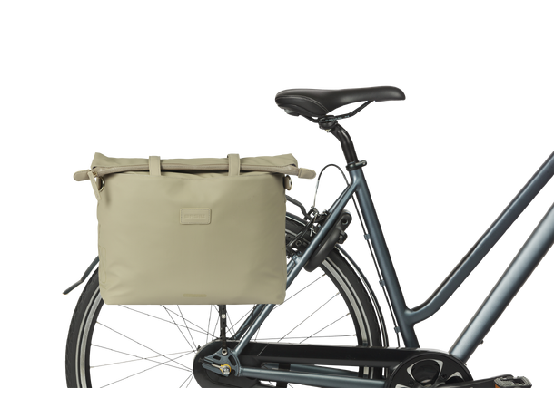 Basil Manhattan Sideveske Beige, 12 ltr, Hook On System 