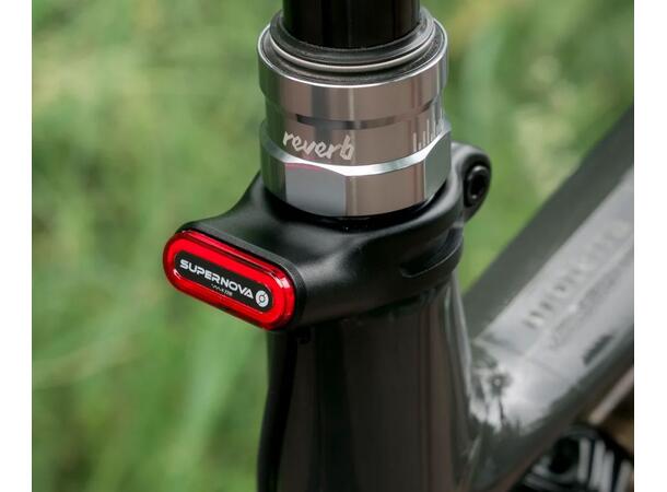 Supernova TL3 Mini Pro Seatpost Baklykt 31.8mm, alu, 12V, 1400mm kabel, 55gr 
