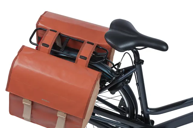 Basil Urban Load Sideveske Sett Terra Rød, 48-53l, Universal Bridge 