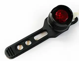 YD Ruby Diamond LED Baklykt Sort Alu, ink. batterier, vinklet feste, 26gr