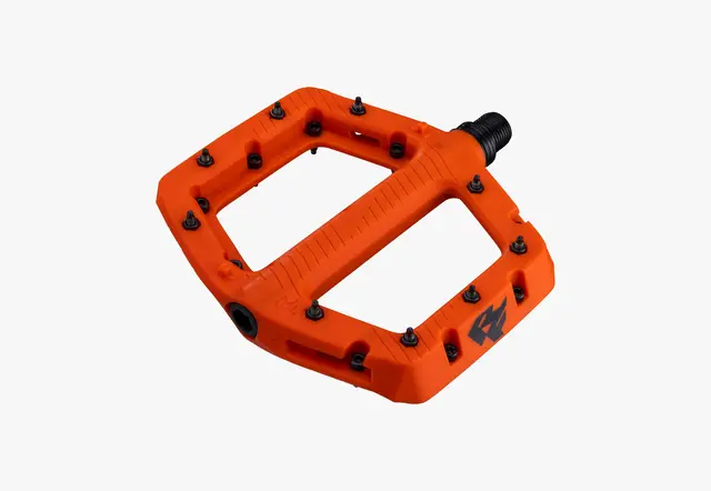 Race Face Chester Platformpedal L Oransj Nylon Composite, 115x110mm, 22-pin, 355g 