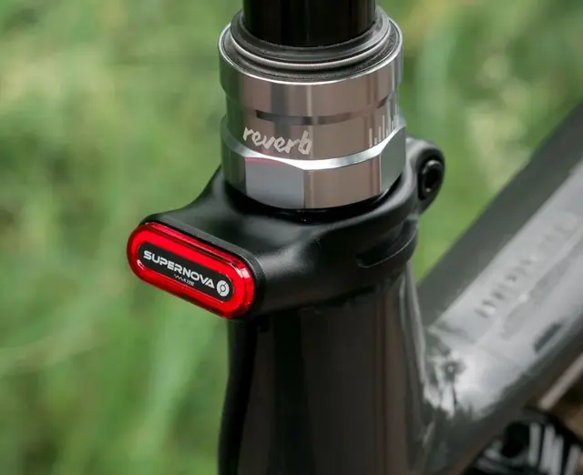 Supernova TL3 Mini Pro Seatpost Baklykt 31.8mm, alu, 12V, 1400mm kabel, 55gr 